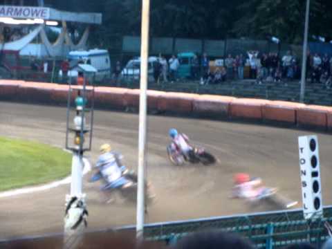 Wypadek Ś.P Richardsona powodujący bójkę z Miesiącem.