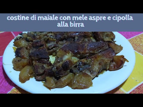 costine di maiale alla birra con mele aspre e cipolla