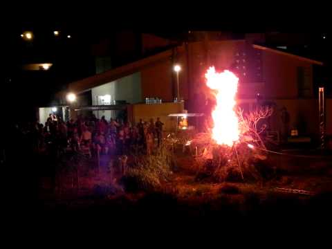 Acendendo Fogueira da Festa Junina/Caipira 2011