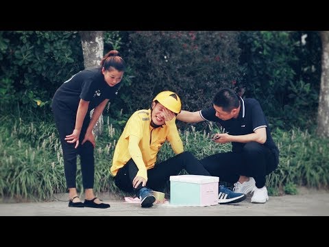 外賣員小哥路邊哭泣，因把蛋糕摔壞，有路人主動打電話幫他求情！