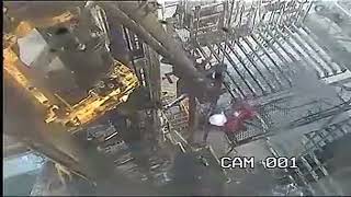 Download lagu Major Nearly Fatal accident to a Derrickman on Oil Rig mp3