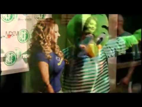 Viviane Araújo desfilando com a camisa número 1 do América-PE.wmv