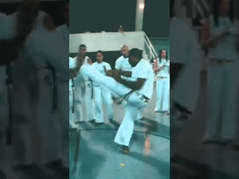 Mestre Veto no jogo com Graduado Corvo. Capuerê 2002.