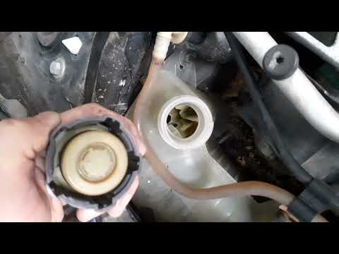 Renault Scenic II 1.9 dci engine running