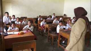 preview picture of video 'school day in one of ambon's school on the west-coast, maluku, Indonesia'