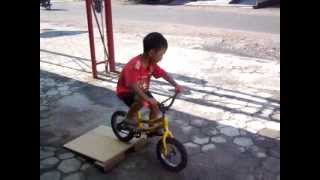 preview picture of video 'Andika Belajar Sepeda Jumping'