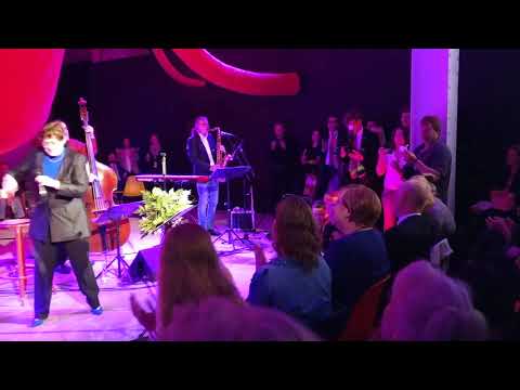 Angela Merkel singt Strange things happen every day mit Uschi Bruening
