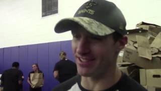 Drew Brees takes part in Saints turkey giveaway