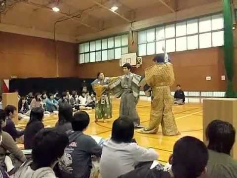 政治経済学科 2011/10/5日本文化学科「狂言祭」を開催1/5＜口真似＞