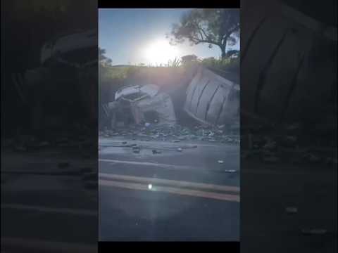 Caminhão com carga de cerveja tomba próximo a pedágio na MG 050