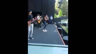 Luis Fonsi prueba de sonido con Camila Gallardo.