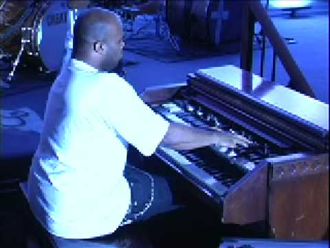 Travis Sayles performs "Because He Lives" JAM SESSION MUSICAL EXPO 2008