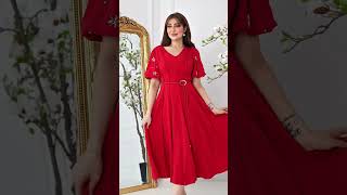 فستان أحمر ملكي بأكمام مطرزة وقصة خصر أنثوية