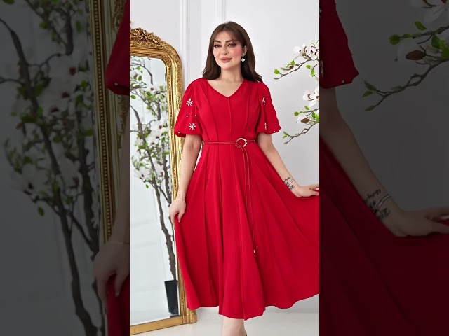 فستان أحمر ملكي بأكمام مطرزة وقصة خصر أنثوية