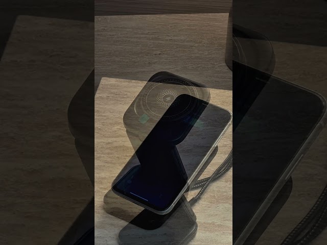 شاحن لاسلكي مغناطيسي قابل للطي
