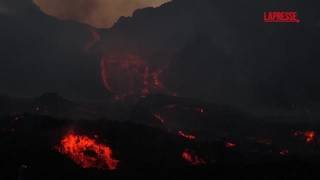 La spettacolare colata di lava illumina la notte: le immagini mozzafiato dall'Etna