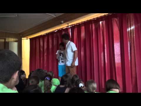 幼稚園・小学生バイリンガルサマーキャンプ・スイス寄宿学校プレフルーリ校の2015年サマーキャンプ発表会の様子～Pré Fleuri【スイス留学.com】