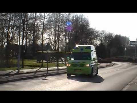 Ambulance 02-115 komt met spoed aan bij ziekenhuis De Sionsberg te Dokkum