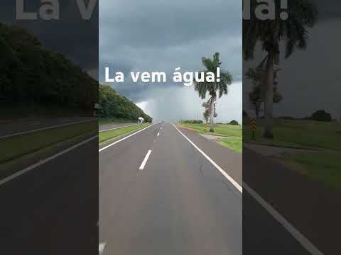 Lá vem chuva com força.