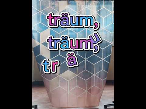 Verben hört, hört und singt mit, mit Humor.