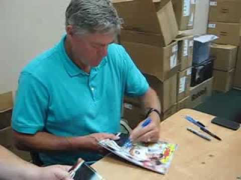 Dale Murphy signs autographs for the SI KING 8-18-13
