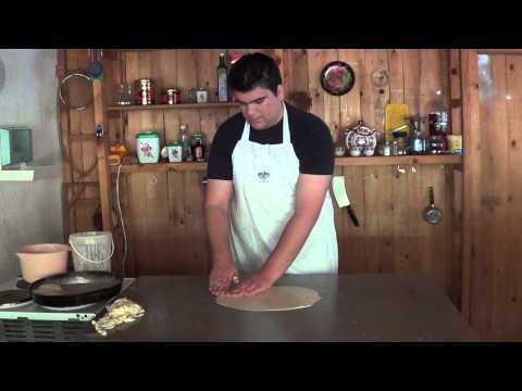 Razvlačenje testa za burek