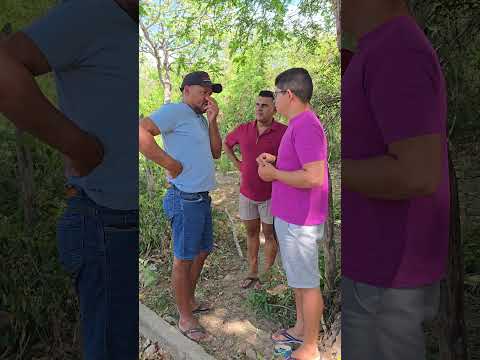 o ajudante ja estava na casa do coisado