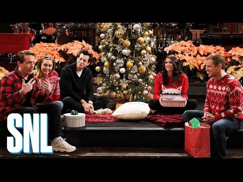 SNL Host Matt Damon Goes All Out for Secret Santa
