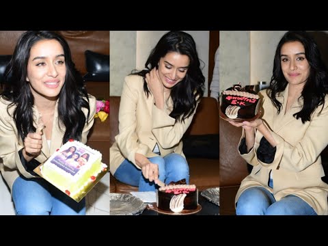 Sharddha Kapoor 🤩 Cuts her Birthday Cake & Celebrates with Media Paps During Film Promotions 🤩🎂📸