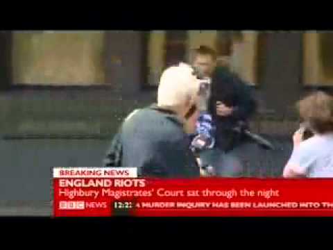 London riots - looter Alexis Bailey walks into lamppost after appearing in court - iPhone-HD.C.La