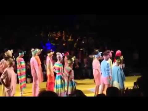 CARRUSEL DESFILE AGATHA RUIZ DE LA PRADA SS 2016