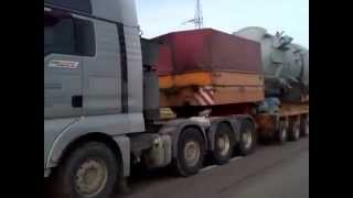 preview picture of video 'Huge cargo transported by two powerful tractor units'