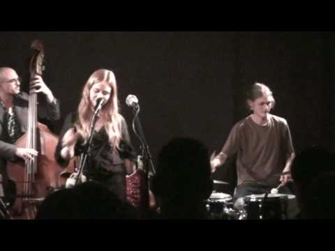 Lumi "This girl's in love with you" @ musig-im-ochsen, Muri-Switzerland.mp4