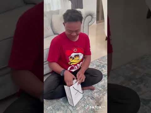 Boy Happy Dapat Iphone 13 Dari Bella Alif 😂 (TikTok bellestrelle0) - Team Alif Irfan