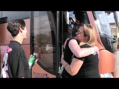 L'abbraccio commovente ai passeggeri scampati alla morte