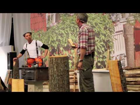 Martin Timell testar om veden är torr på Äntligen Hemma-mässan 2010