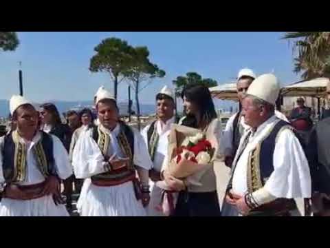 Grupi polifonik "Saranda" këngë për Jozefina Topallin