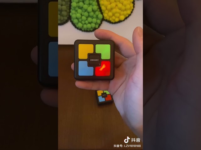 Vídeo relacionado con cpa toy group trading s.l.- Juego de Memoria Secuency de Bolsillo (768T00379), a partir de 6 años.