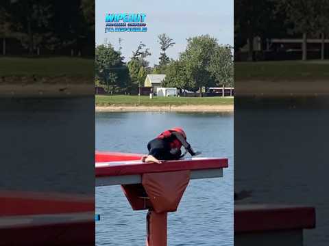 💥 ¡Recibe golpes, pero no cae! #shorts #humor #wipeout #caidas #fails #memes #viral #explorepage