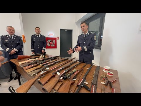 Conferință de presă „cu puștile pe masă” la sediul IPJ Arad | Au fost prezentate armele artizanale letale confiscate de polițiști la începutul lunii aprilie în zona Secaș-Gurahonț