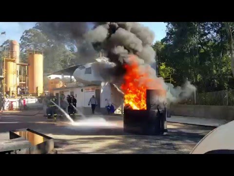 Treinamento de combate a incêndio com uso de fogo real
