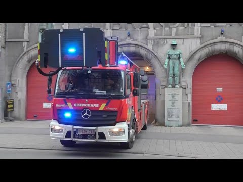Autoladder 30 Brandweer Antwerpen Post Zuid met spoed naar een Bijstand Ziekenwagen in Hoboken