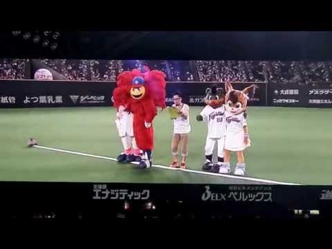 新旧マスコット二人三脚競争