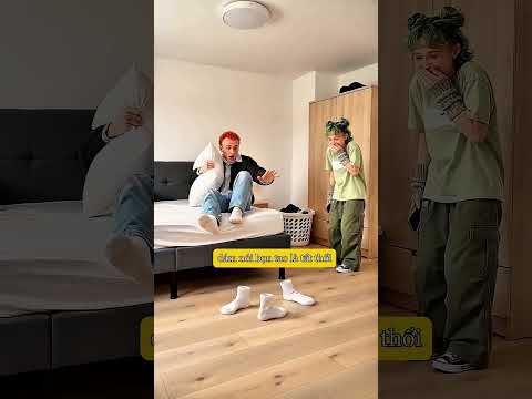 Anh chàng bất ngờ vì tất thối tự di chuyển 🤣