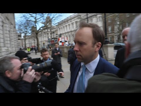 英國內閣成員到場參加冠狀病毒應對緊急會議|法新社 (UK Cabinet members arrive for emergency meeting on coronavirus response | AFP)