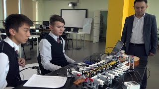 Семейде домбырашы робот Абайдың күйін орындады