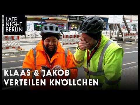 Klaas reports illegally parked cars in Neukölln | Late Night Berlin