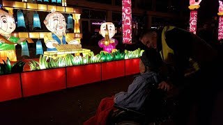 Ouderen in rolstoel krijgen rondrit Glow