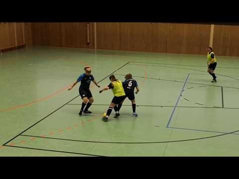 Laura Wellnitz (SV Borussia Leer) gegen Möhlenwarf unaufhaltsam auf dem Weg zum Tor