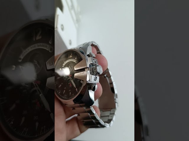 Vídeo relacionado con Diesel Reloj Mega Chief para Hombre, Movimiento cronógrafo con correa de acero inoxidable, Tono plata y azul, 51 mm